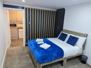 The Lincoln Suites Near The Train Stationwhole